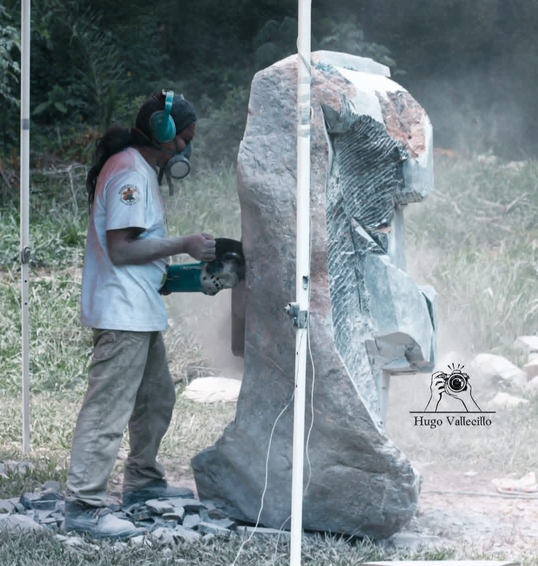 Escultores trabajando la piedra